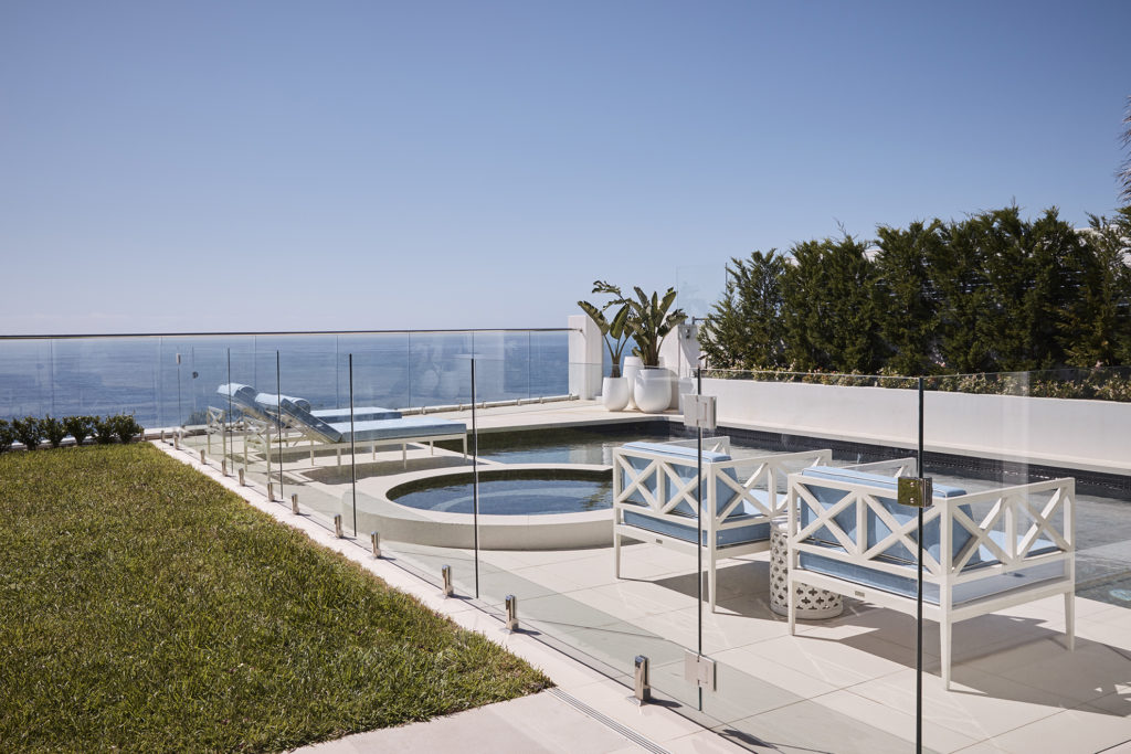 Jacuzzi & pool - Glass fences - View over Pacific Ocean