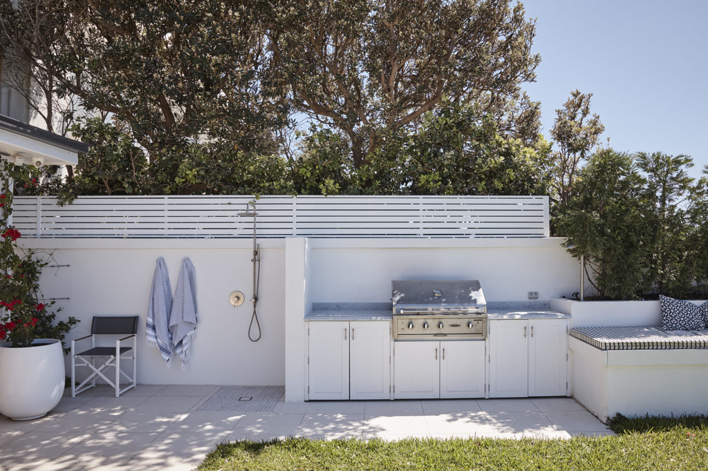 Outdoor shower and kitchen including a barbecue in Dover Heights
