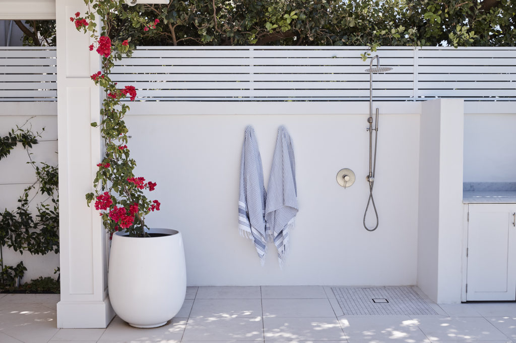 Outdoor shower - entertaining area in Dover Heights